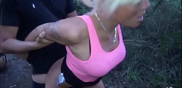 Voyeur wichst und guckt zu - Teen aus Berlin nach Party im Park gefickt